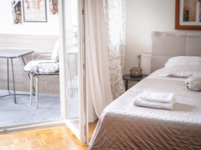 Chic Riverview Apartment